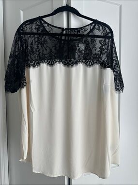 Torrid Women's Cream Lace Blouse, size 2 NWT